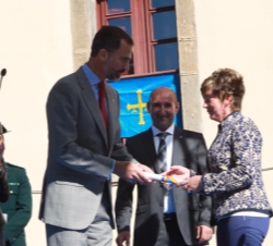 Su Alteza Real el Príncipe de Asturias entrega el galardón de Pueblo Ejemplar a Mar Cortina, presidenta de la Asociación de ganaderos de Teverga Pico 